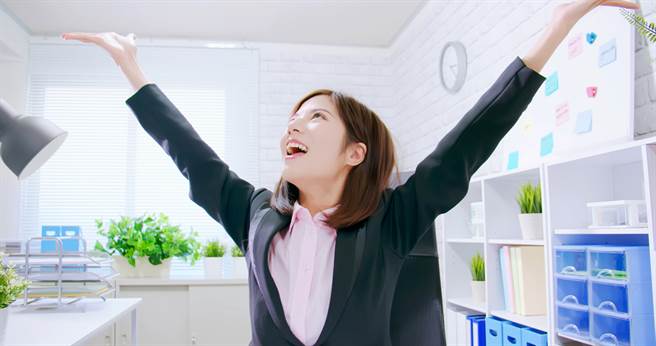 生肖属兔、龙、马、鸡、猪的人7月底贵人运最旺，凡事都有贵人出手相助。（示意图／shutterstock）