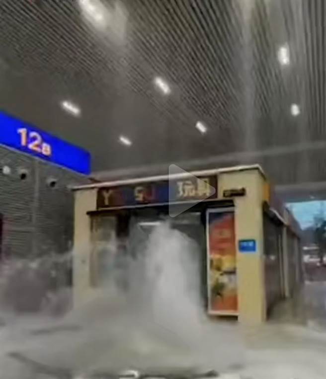 洪水自郑州车站出入口涌入。翻摄央视军事