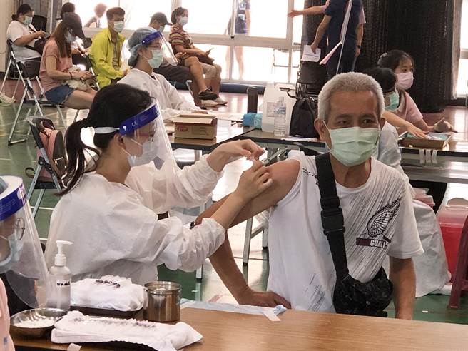 中油及嶺東科大等，今天特到南屯區惠文國小快打站致贈「CUP＆GO來速咖啡」，善盡大學社會責任。（陳世宗攝）