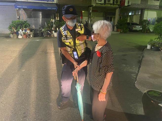 员警到场后发现这名老妪装扮十分时髦，不仅戴着墨镜，穿戴珍珠耳环，胸前还别上一朵醒目的红色康乃馨。（民眾提供）