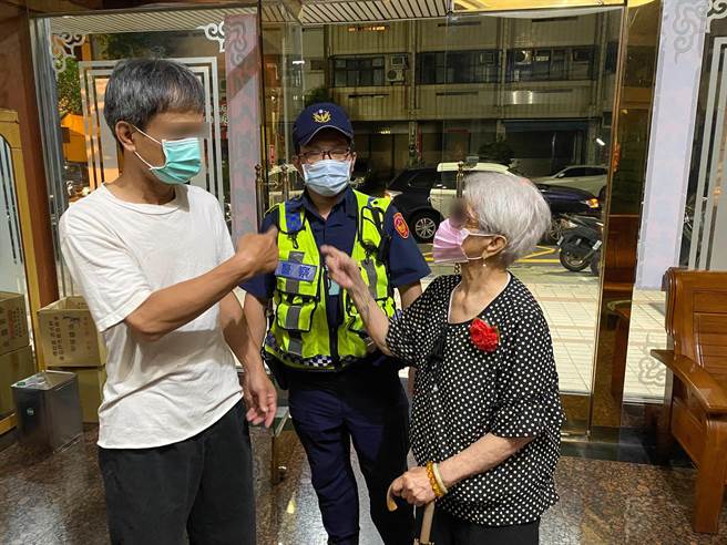 家属看到员警护送老妪平安返家时，苦笑着说老妪忘记如何返家？却不忘外出要戴口罩，好险遇到热心警察帮忙，虚惊一场。（民眾提供）