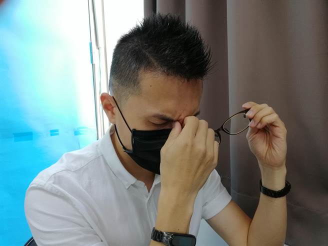 盯着电脑或手机平板等电子萤幕连续两小时以上，就有可能会造成电脑视觉症候群，出现视力模糊、复视、乾眼症等身体不适症状。（中国医药大学附设医院提供／冯惠宜台中传真）