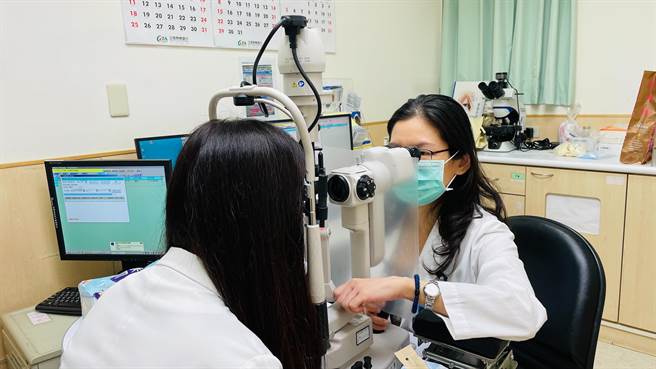 疫情延烧下线上上课加上在家上班，等生活型态也造成眼科门诊电脑视觉症候群的患者增加。（中国医药大学附设医院提供／冯惠宜台中传真）