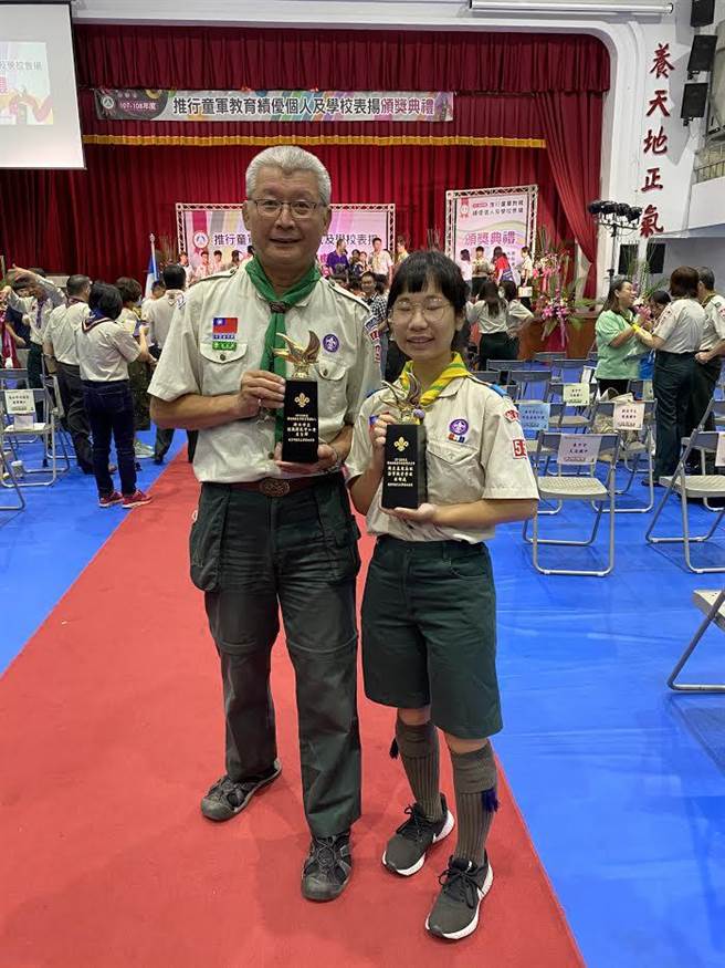 达观国中小主任吴自辉(左)主任获今年师铎奖殊荣。(新北市教育局提供)