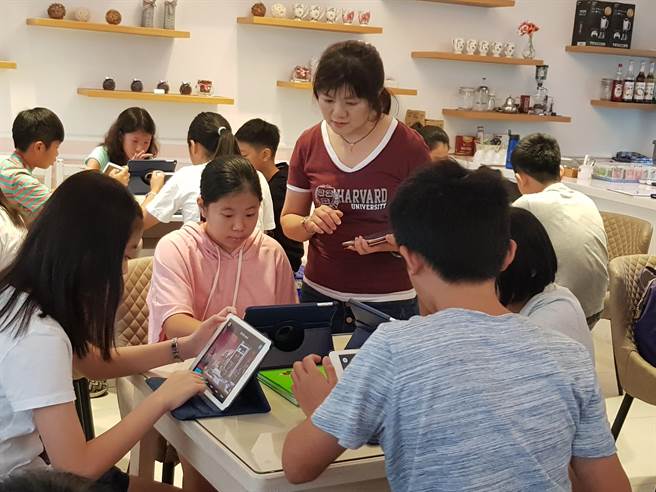 福和国中老师施妙旻(站立者)致力以多元方式进行英语及阅读教学。(新北市教育局提供)