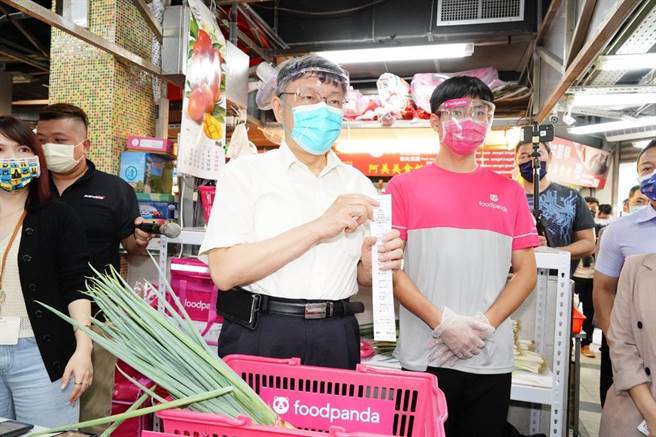 台北市长柯文哲21日至光復市场担任一日理货员。（北市府提供／张颖齐台北传真）