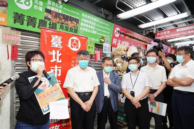 台北市长柯文哲（左二）21日至光復市场担任一日理货员，劳动局长陈信瑜（左一）也补充疫前间也推出「你上工我加薪2万」就业专案。（北市府提供／张颖齐台北传真）