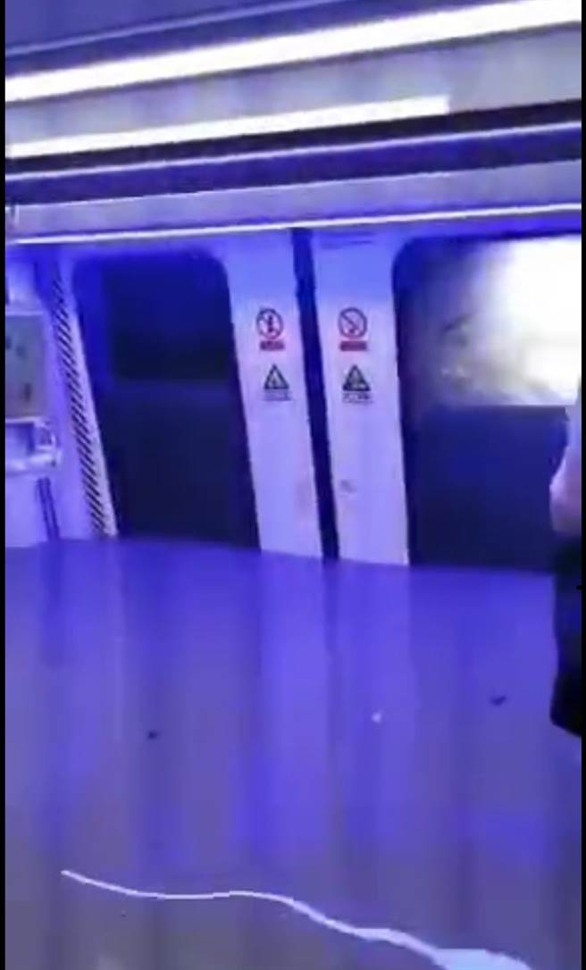 郑州地铁遭到水淹、目前已知致12人死亡。取自网路