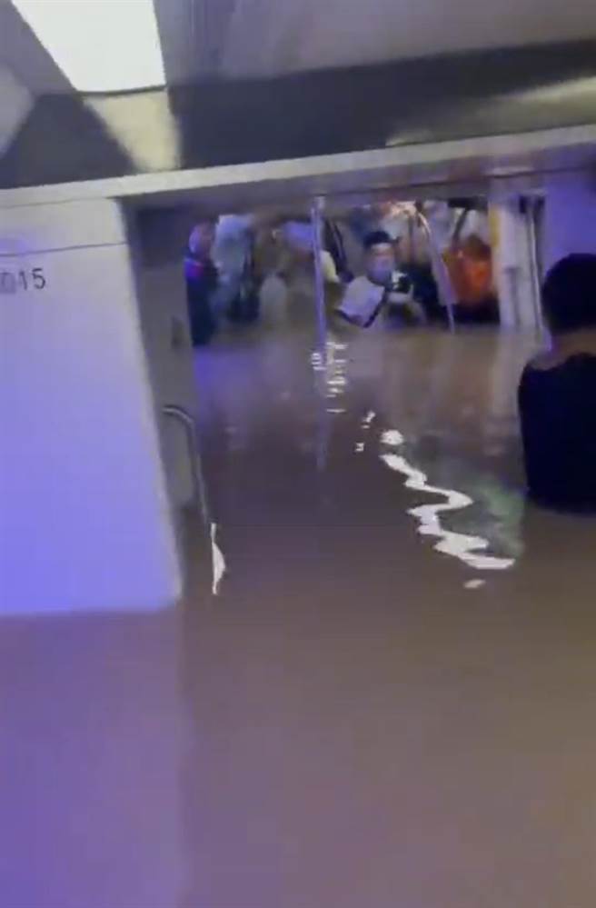 郑州地铁遭到水淹、目前已知致12人死亡。取自网路