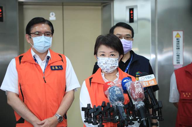 烟花颱风可能影响疫苗施打作业，台中市长卢秀燕受访强调市民安全为最大考量，不会勉强接种。（王文吉摄） 