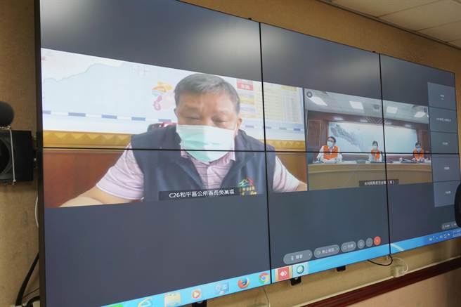 台中市长卢秀燕视讯和平区长吴万福。（王文吉摄）