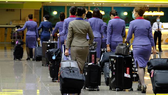 機組員政策三番兩次修改，讓機組員無所適從、無法招架，新發布的規定更是讓人質疑中央配套措施不足。（翻攝照片／姜霏桃園傳真）