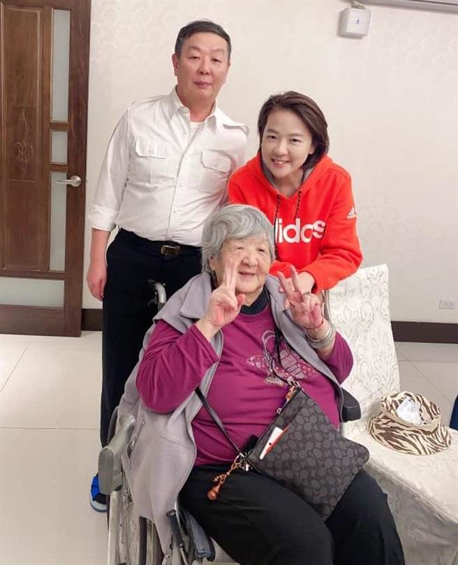 与国防部长擦肩而过是否和黄珊珊有关？黄曙光吐心声。（图／摘自黄珊珊脸书）