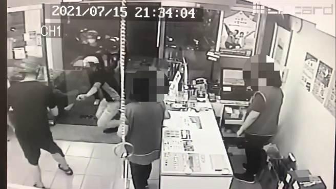 2名年輕人追進鞋店毆打里長鄧長安。（翻攝畫面）