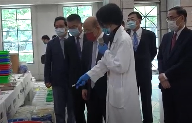 全国防疫期间治安大扫荡，捣破40帮派堂口2制毒工厂，苏贞昌院长特别前往致意。(刑事局提供)  