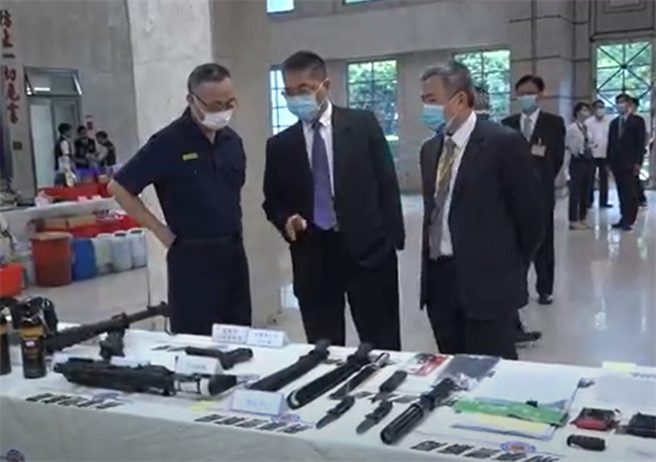 全国防疫期间治安大扫荡，捣破40帮派堂口2制毒工厂，内政部长徐国勇特别前往致意。(刑事局提供)