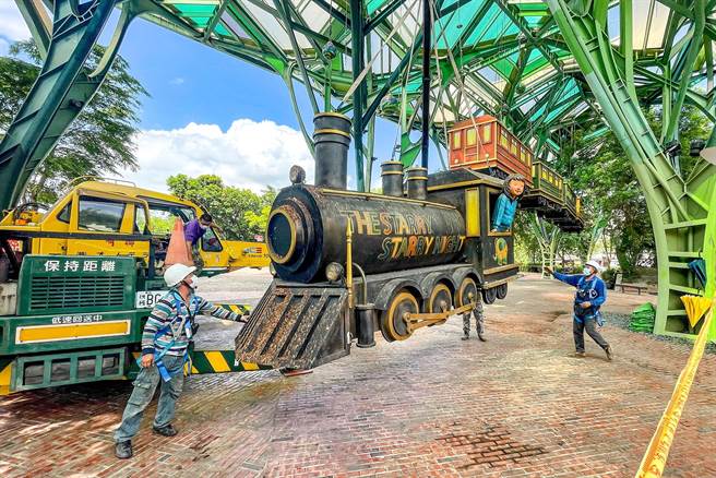 飞天小火车降落防颱，将待颱风过后重新升起。（李忠一摄）