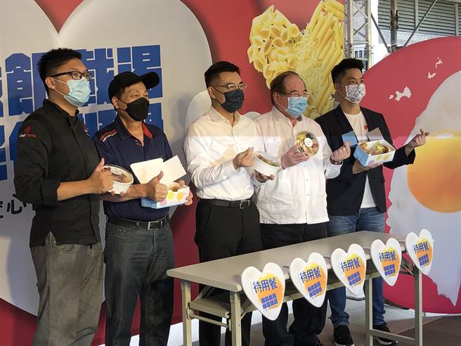 国民党今天举行「载飢载渴，伴你挺过，爱心待餐，全台串连」记者会。（赵婉淳摄）