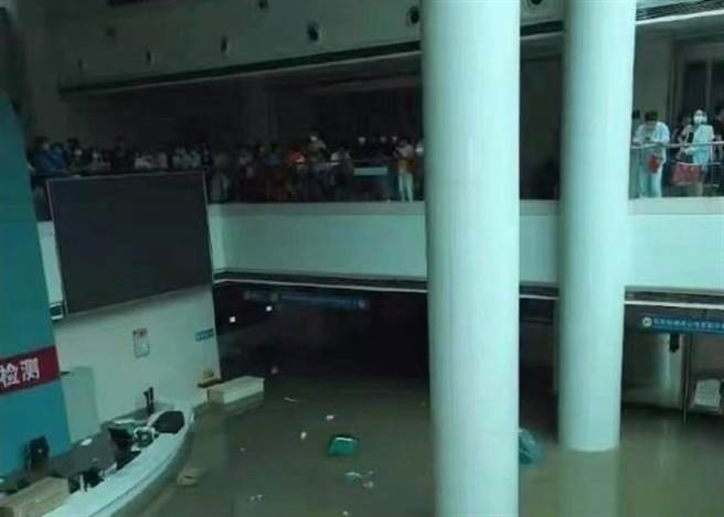 鄭州當地醫院淹水，門診部有逾1萬人受困。（東網）