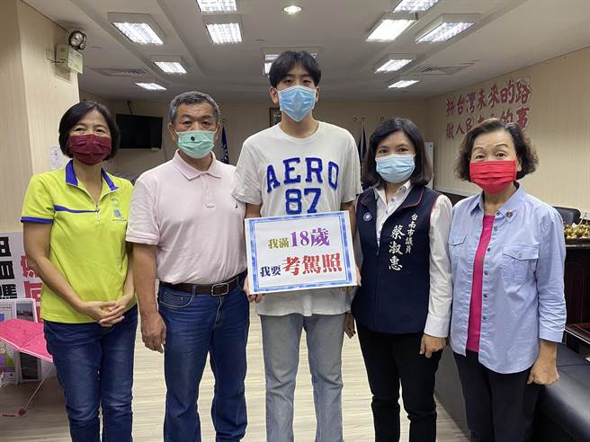 机车考照塞车，台南市议会国民党团受理青年陈情。（党团提供／洪荣志台南传真）