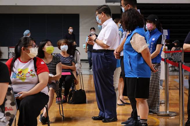 新竹县长杨文科（右三）日前视察新竹县体育馆的大型疫苗接种站。（新竹县政府提供）