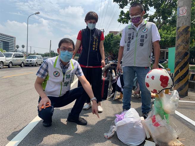 台中市议员林祈烽说，公园是小朋友玩耍的地方，却惊见废弃针头与保险套，沦为孩童隐匿的危机。（市议员林祈烽服务处提供）