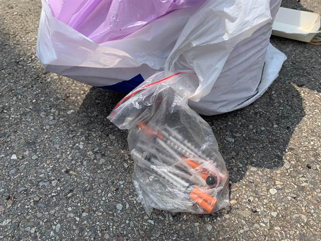 台中市议员林祈烽说，公园是小朋友玩耍的地方，却惊见废弃针头与保险套，沦为孩童隐匿的危机。（市议员林祈烽服务处提供）