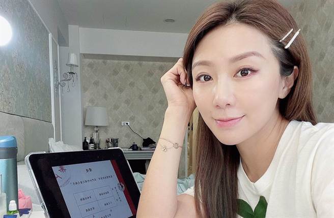 佩甄顺利完成论文口试。（图／李佩甄脸书）