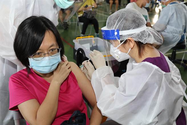 嘉义县国小教职员工第一波疫苗施打今21日在山、海区同时开打，欲在1天内完成2493位列册教职员接种作业。（嘉义县政府提供∕吕妍庭嘉义传真）