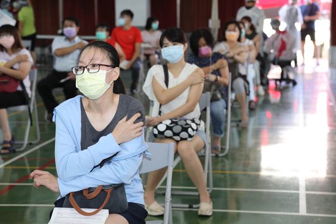 嘉义县国小教职员工第一波疫苗施打今21日在山、海区同时开打，欲在1天内完成2493位列册教职员接种作业。（嘉义县政府提供∕吕妍庭嘉义传真）