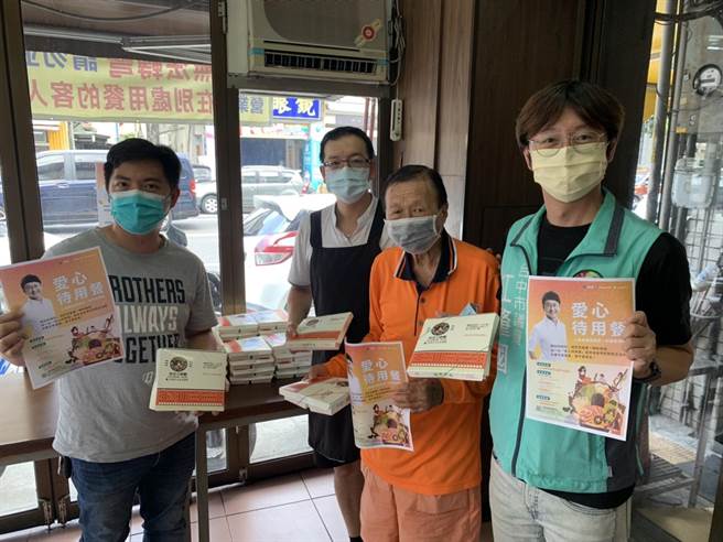 成民间善心人士赞助提供1500个便当给有需要的人，盼望疫情之下吃一顿饭、享一份温暖。(市议员江肇国服务处提供)