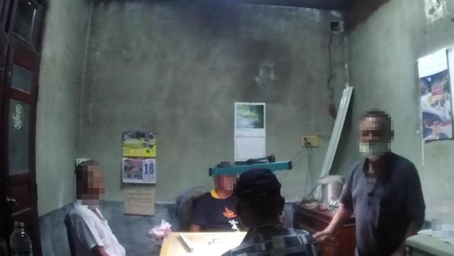 67歲戴姓男子因為無聊，於18日晚間相約3名友人到路竹區延平路某巷弄的住所打麻將。湖內警方獲報到場查處，依法開出4張舉報單。（翻攝照片／林瑞益高雄傳真）