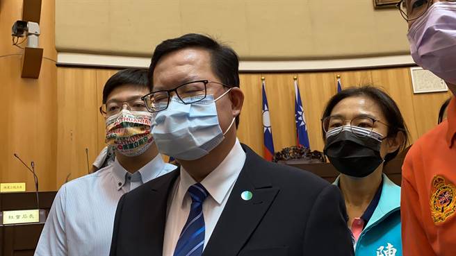 桃园市长郑文灿21日驳斥第2剂要打高端，指出自己6月底已施打AZ第二剂，但若中央未来有新规范、有可以打国产疫苗的机会，他也愿意施打。(蔡依珍摄)