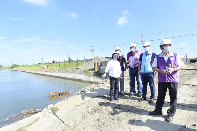 彰化县长王惠美21日与鹿港镇长许志宏前往视察关心3座桥重建与拓宽。（吴敏菁摄）