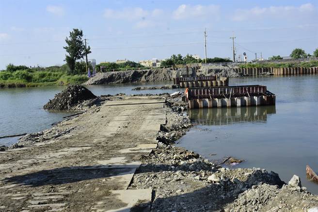 彰化县长王惠美21日与鹿港镇长许志宏前往视察关心3座桥重建与拓宽。（吴敏菁摄）