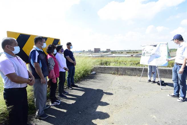 彰化县长王惠美21日与鹿港镇长许志宏前往视察关心3座桥重建与拓宽。（吴敏菁摄）