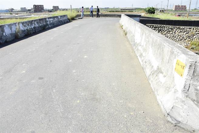 彰化县长王惠美21日与鹿港镇长许志宏前往视察关心3座桥重建与拓宽。（吴敏菁摄）