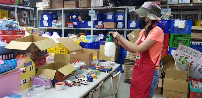 新北市玩具銀行清潔消毒二手玩具 ，並整理居家玩具包 ，送給社福機構和弱勢家庭。(新北市社會局提供)