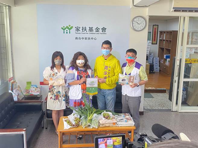 市議員周永鴻與勝騏食品捐贈家扶物資，盼拋磚引玉助社福團體渡疫情。（市議員周永鴻服務處提供）