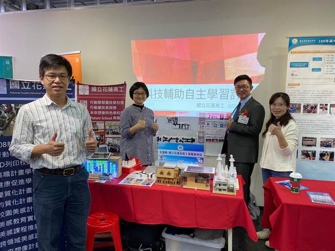 来自高雄的国立花莲高工教务主任汪冠宏（左1），除写信给大企业，替学生争取实习与工作机会外，也研发出一套虚拟实习工场系统，协助低成就学生学习。（花莲高工提供／罗亦晽花莲传真）