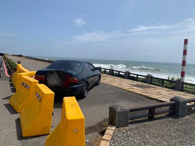 巡察人員發現民眾逕自移開護欄，開車進入管制區觀浪。（金山區公所提供）