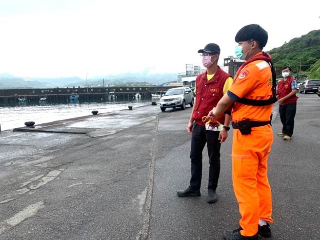 防颱期間金山區長廖武輝再次呼籲勿冒險觀浪。（金山區公所提供）