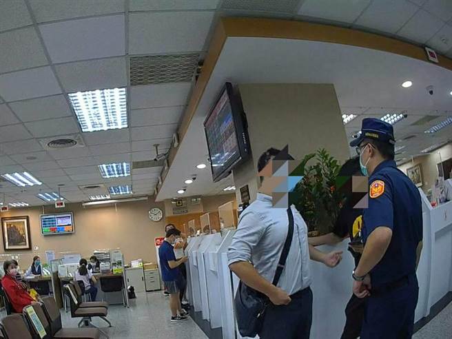 桃园23岁郑姓车手19日三度前往银行，甚至高调带律师前往力争160万的取款权利，警方掌握证据后，立即持拘票前往现场将郑男拘提到案。（桃园分局提供／萧灵玺桃园传真）