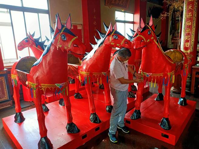 台南后壁崁顶一年一度的放火马祭典，因应疫情，施放匹数从往年可达50匹，今年降载至5匹。（张毓翎摄）