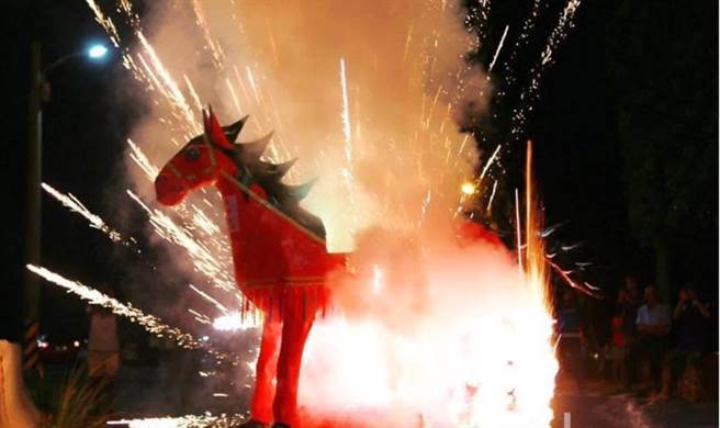 去年虽然也遭逢疫情，但严重程度未像今年，当天烧化30多匹火马。（黄启明提供／张毓翎台南传真）