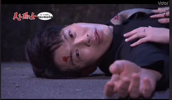 黃少祺劇中為救韓瑜被車撞。（翻攝三立）