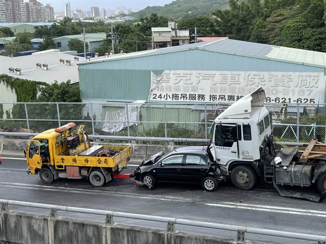 台64再傳車禍，車流回堵到觀音山隧道內。（現場圖／戴上容攝）