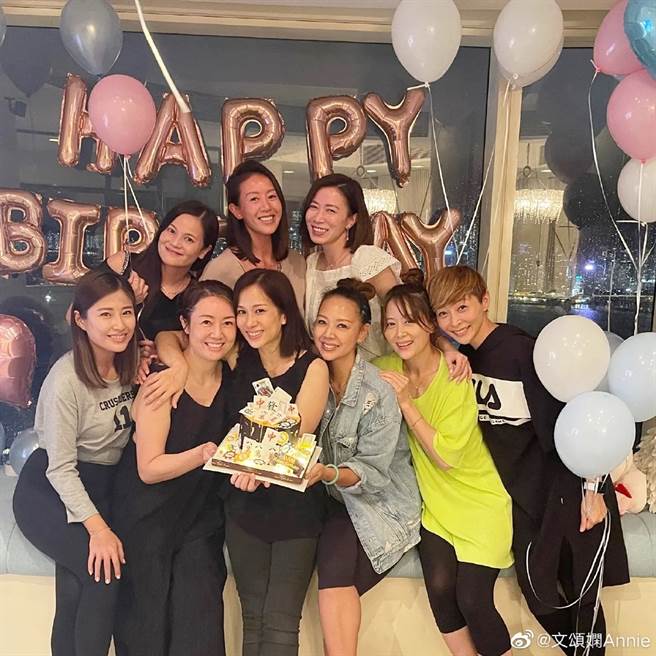 一大票朋友昨替文頌嫻（前排左3）在飯店慶生。（圖／翻攝自文頌嫻Annie微博）