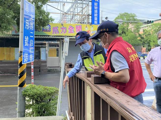 凤山连两日淹水，高雄市副市长林钦荣（左）21日到凤山区青年路曹公圳视察，要求水利局同仁儘速改善。（高雄市水利局提供／林瑞益高雄传真）