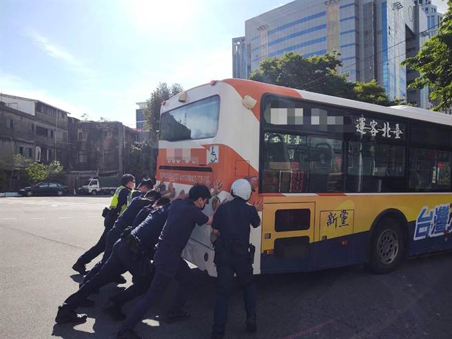 海山分局8名员警协助将公车推道路边。（海山分局提供）